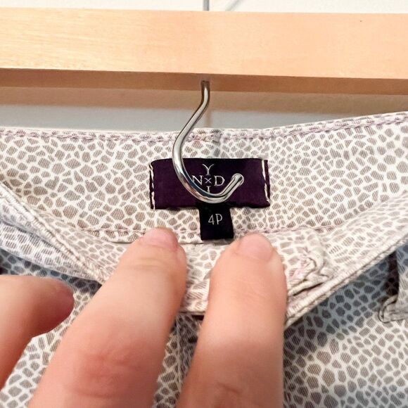 NYDJ White Gray Giraffe Print Denim Jean Skirt Size 4P - Picture 3 of 7